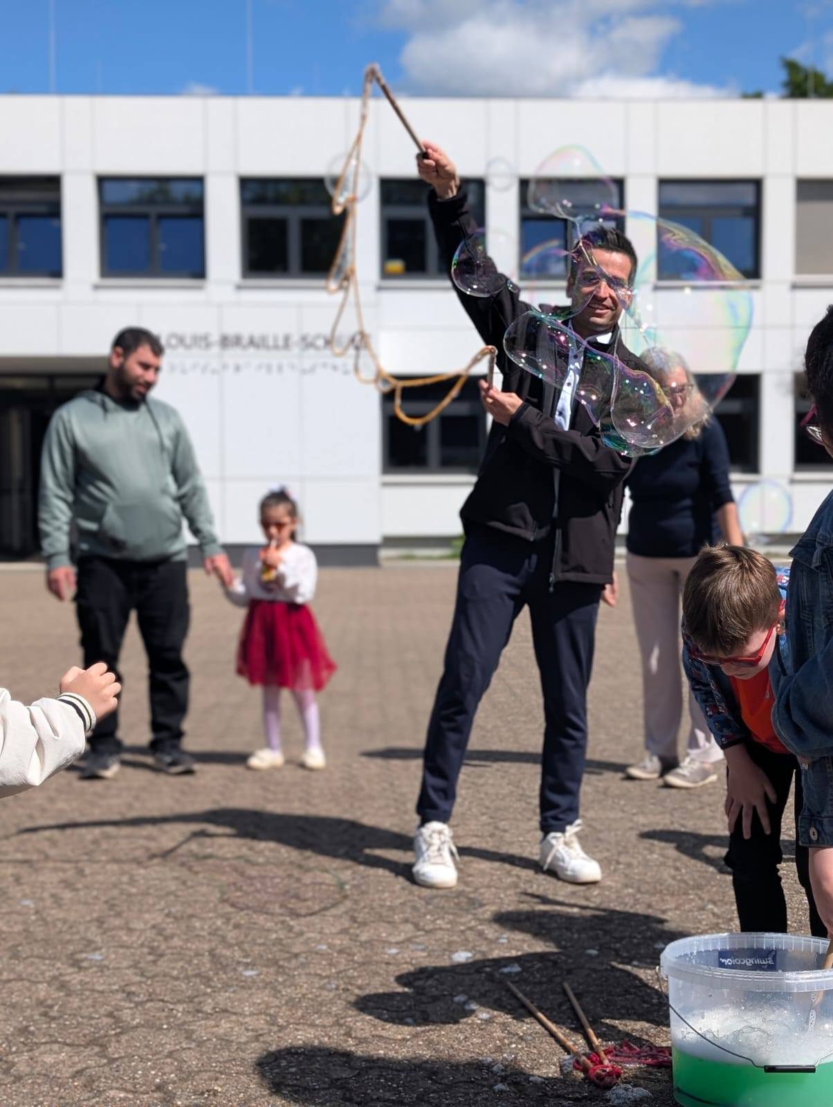 Seifenblasen%20auf%20dem%20Schulhof%20mit%20Lukas%20Hefner